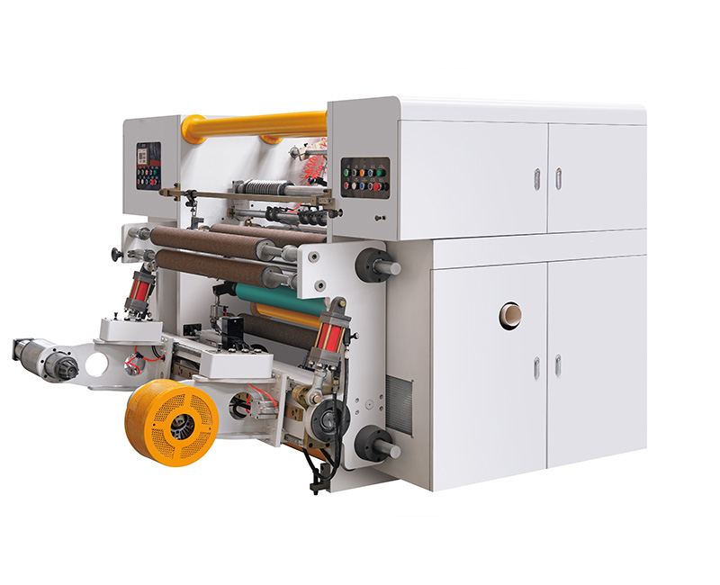 Počítačem řízený vysokorychlostní řezací a převíjecí stroj